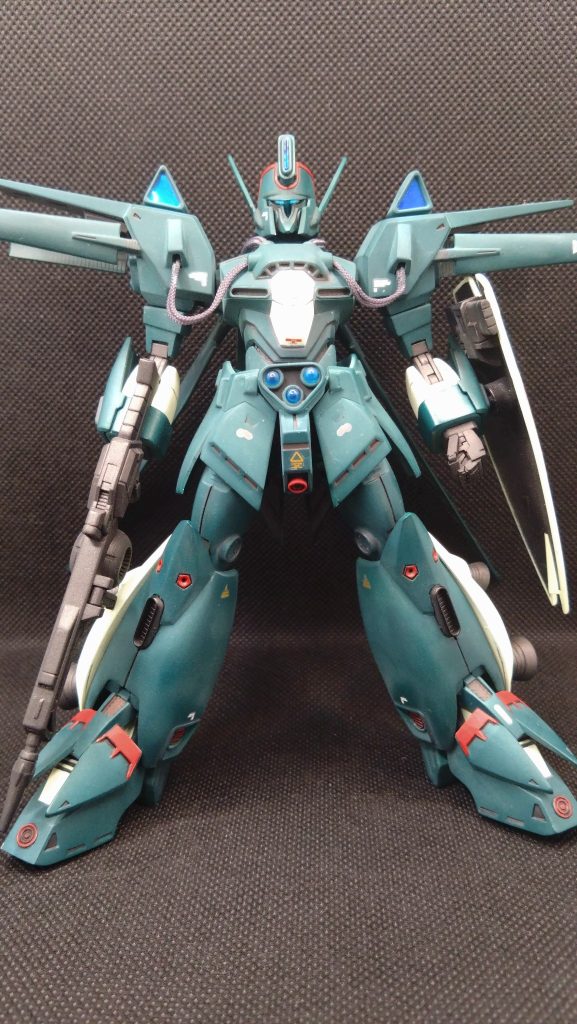 過去作ですが、元キットも充分カッコイイんですよね。頭部はマスクを別パーツ化するなどしてメリハリをつけました。