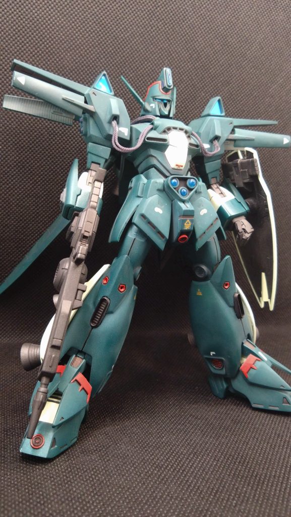 フロントアーマーなど一体化してる部分は切り離してボールジョイントを仕込んだりしてます。