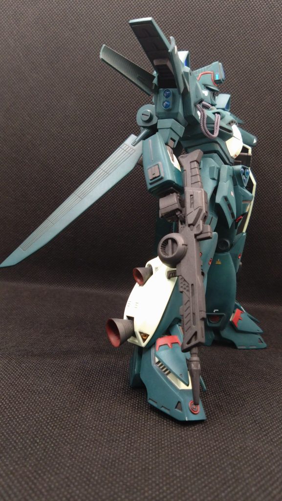 ビームライフルはREビギナ系より流用しちゃってます。各アーマー裏も余ったパーツで裏打ちして、旧キットのスカスカ感を緩和させました。