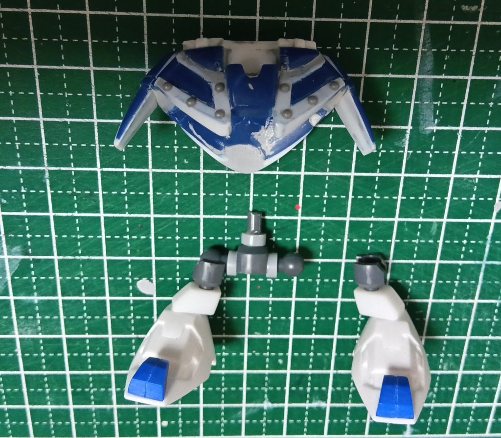 全体的にリベット状のディテールは削り落としwaveのリベットパーツといつも使っている百均のネイル用シールを使っています。脚部は白龍に青龍の爪先の突起を貼り付けています。ボールデンアームアームズのボールジョイントМサイズを組み合わせて腰部と接続したのですが、短くて内股気味になったのでプラ材でスペーサーを噛ませました。ほぼ可動しません。腰部は切断面をプラ板で蓋をして、前後左右の下端部をプラ板で延長して、脚部フレームの目隠しにしています。