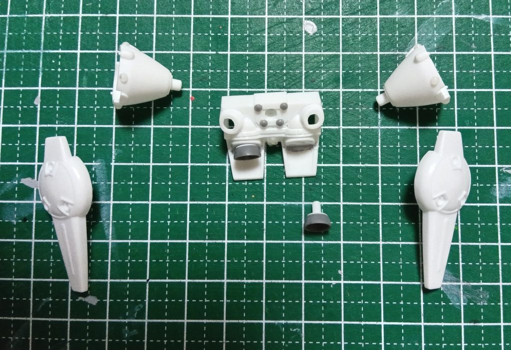 バックパックは凸モールドを削ってリベットパーツに、バーニアを削り落として短く加工したwaveのバーニアパーツに変更。