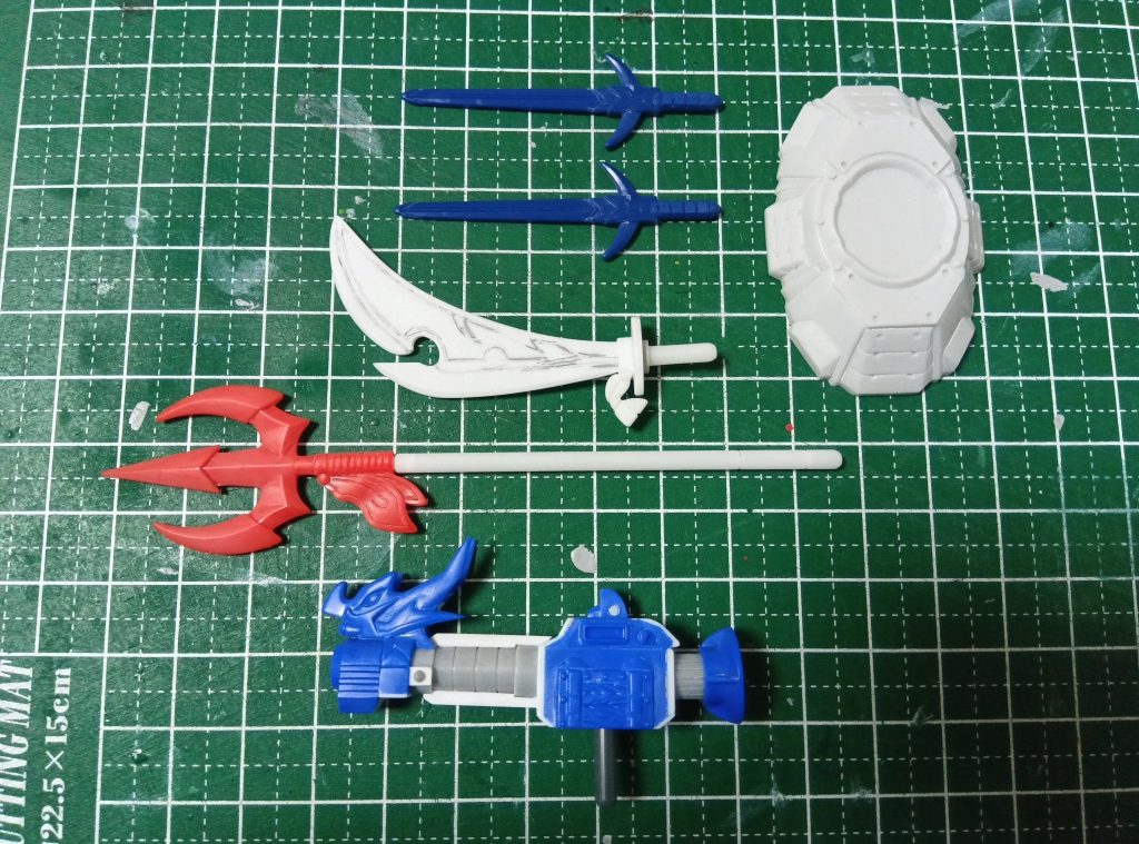 白龍頑駄無の双龍刀はサブウェポンなのでそのまま。青龍頑駄無の断烈刀はプラ材で自作して大型化。赤龍頑駄無の火炎戟は柄をプラ棒に変更して、両手持ち出来るように3cm延長。青龍頑駄無の青龍砲はブロックごとに切り分けプラ材で延長、それでも短かったのでプラパイプで砲身を自作。GP02モチーフなのでアトミックバズーカ風のディテールを追加。　　　　　　　　　　　　　　二段になってる不自然なグリップは切り取って、バックパックに抜き挿しする都合上KPSランナーに変更して無塗装で仕上げ。楯も大型化したかったけど自分の技量では不可能だったのでそのまま。
