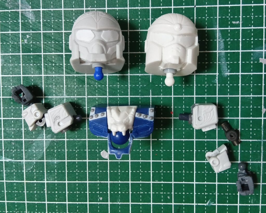 頭部はメインの白龍と余っていた青龍のモノも制作。どちらも目にプラ板を貼り、脚部のボールジョイントを移植。腕は青龍のモノで肩にいつも通りKPSランナーのT字の部分を仕込み、肘は分割してコトブキヤのジョイントを使用して可動化。拳はビルドハンズの角型Mサイズに変更。胴体は白龍のモノで首、肩にキットのポリキャップを移植。デザイン上、中央の突起部が引っかかるので分割しても動かせないのですが、出来る限り挑戦してみました。