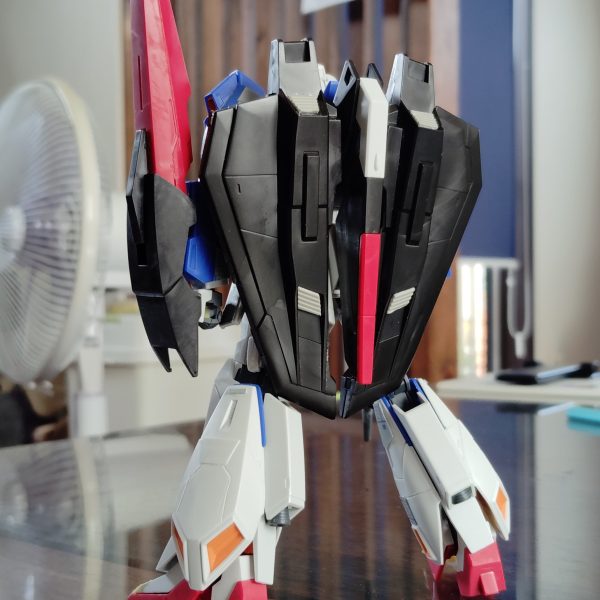 閲覧ありがとうございます！先日のZガンダムの続きです！チンタラと全身にプラ板工作と筋彫りしていましたМS形態はさることながら、さすが差し替えでのWR形態が美しい幸いディテールアップによる干渉はなく、多少の段差はあるものの、このままの形でいこうと思います次回よりサフ吹きをします今日はここまでです！（4枚目）