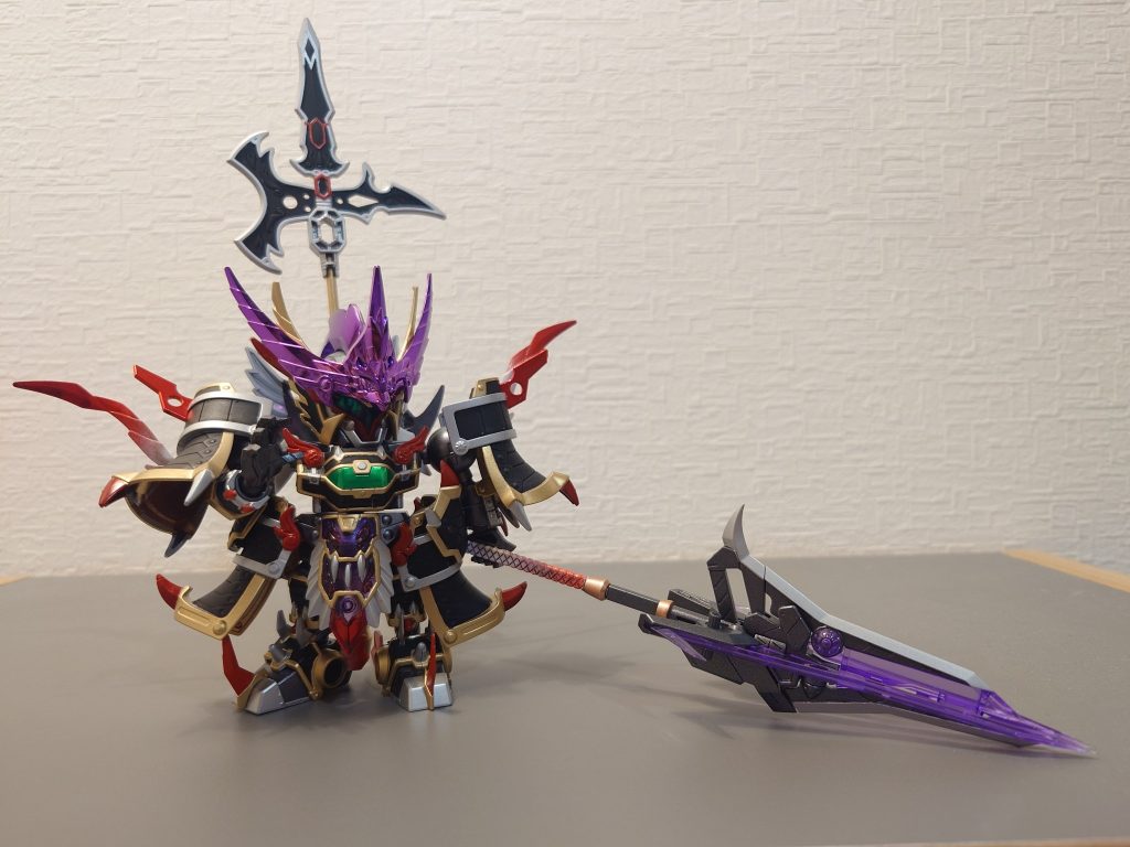 全体正面。左手の武器はいつ買ったかわからない市販のものです。柄のところはタミヤカラーのピュアホワイトにピュアレッドをグラデーションしました。グラデーションのところ全部に言えますが、遠目で見る分にはキレイな感じにできてるけど、近くで見ると塗料が散ってます(> <)
