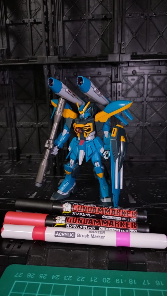 今回、部分塗装で使ったマーカーはこちらです‼️ガンダムマーカーとダイソーとかで売ってる水性のアクリルマーカーを使用しました！ガンダムマーカーのほうは、受け皿に塗料を出して筆塗りをしました。