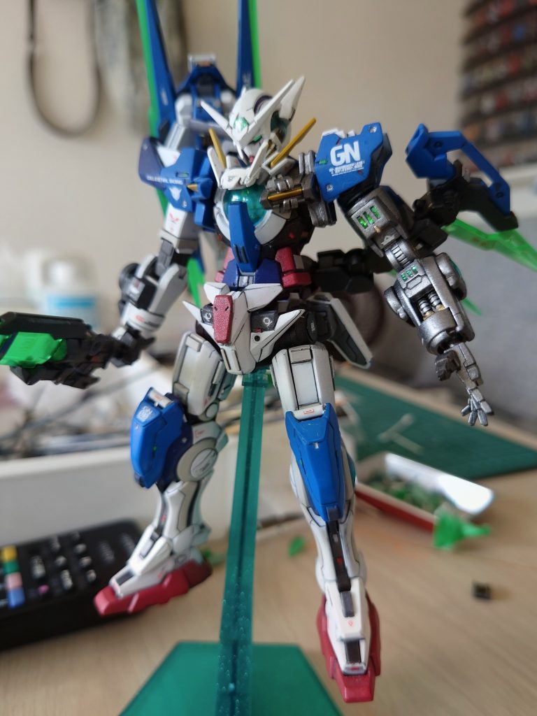 ポージングが右平手が無かったため代わりに左平手になります。バックパックのアームはジャンクパーツからグレイズ？の腕パーツ使用。ブンドド予定が無かったため両平手、両握りて制作しなかったのですがポージングの幅が狭くなり反省してます。