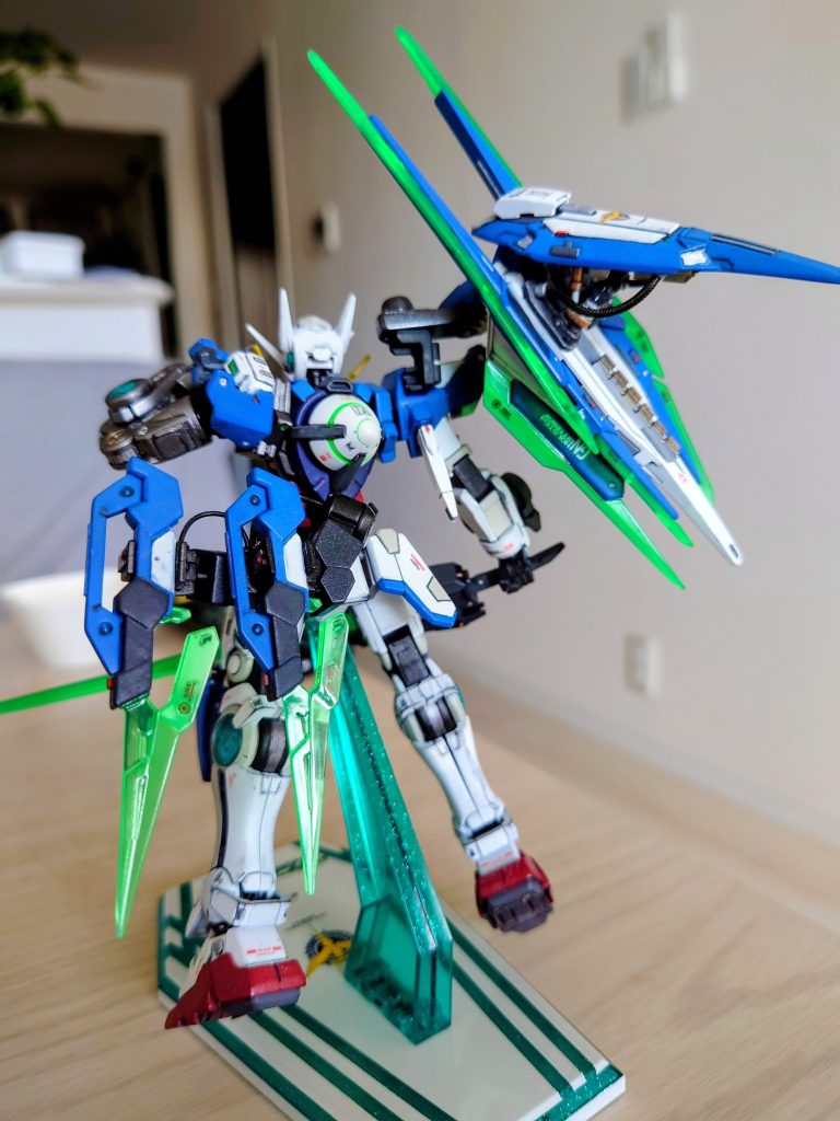 HGクアンタフルセイバーとHGエクシアトランザムモードのミキシングになります。