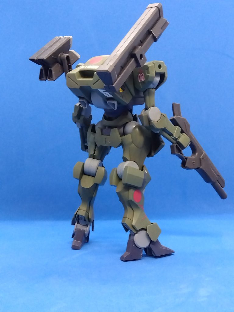 何となく、同時に進めてたキットの影響もあってMSというよりはACだとか。8mくらいの汎用人間型作業機械に見えて来てしまい。