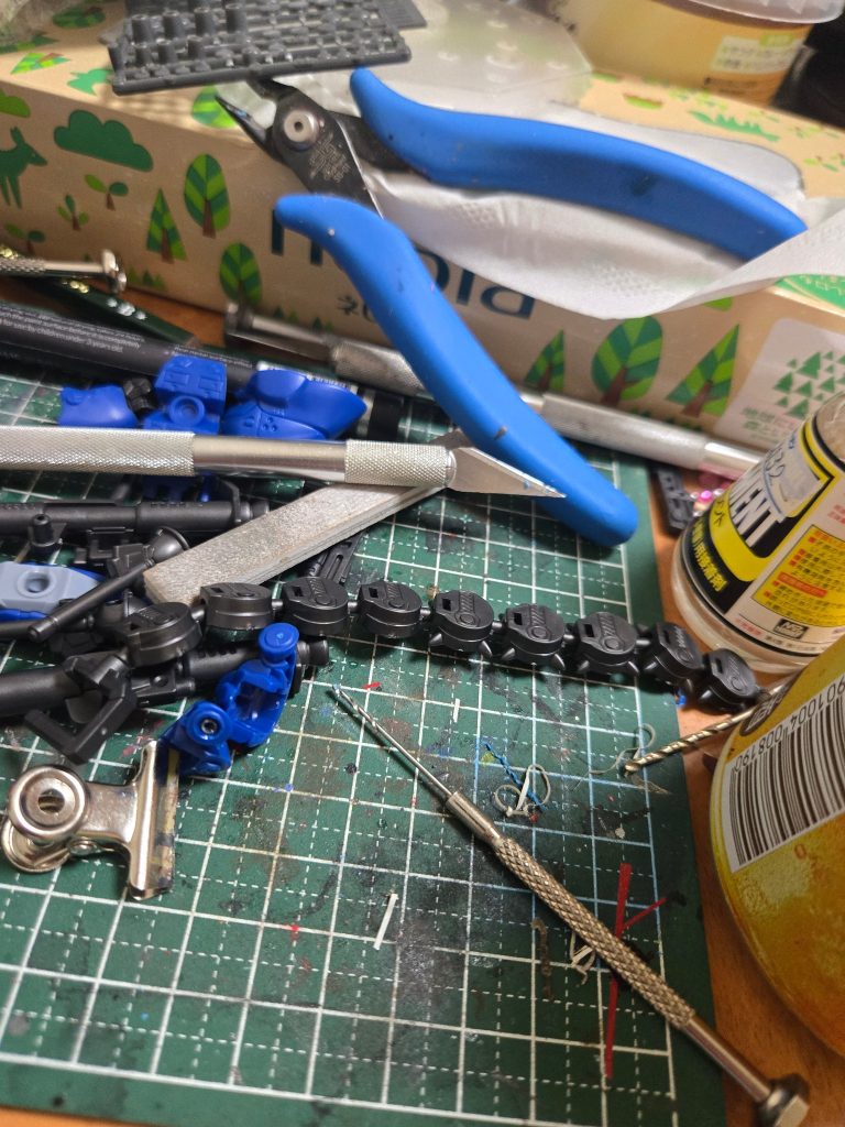 腰周りのスラスターは造形省略されてしまってるんでピンバイスで穴開けたりテキトなパーツ嵌め込んでそれっぽく見えるように(((^_^;)