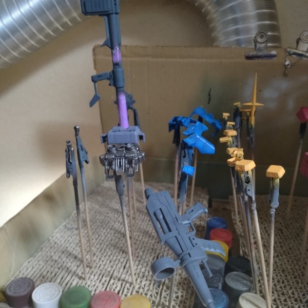 色物系の外装パーツと武器類のグラデーションが終わりました！😀次はフレーム系の塗装なのですが！ちょい疲れました！😅なので一旦ここでストップします！😀実際、エアブラシ塗装は次のフレーム系で終わりなのですが！😄一応終わりにしておいて！元気が出たらやるかもですが、一応明日にします！😀（2枚目）