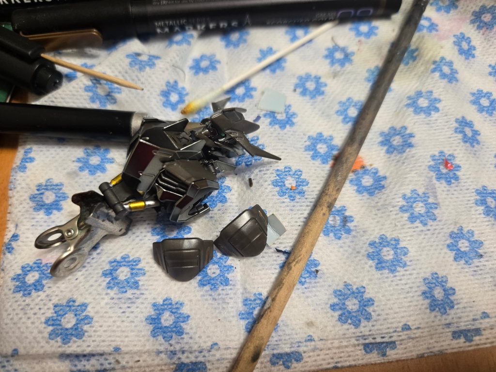 フレームやシリンダー等をメタリックマーカーで追加塗装