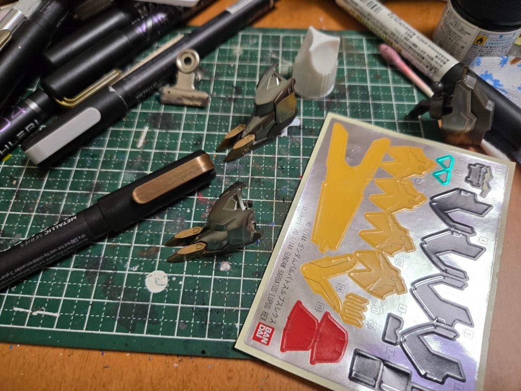 元キット同様、未塗り分け部用にホイルシールついてますが貼らないほうがいいくらいですよね💦自分は爪や爪先をメタリックマーカーで塗ってみました