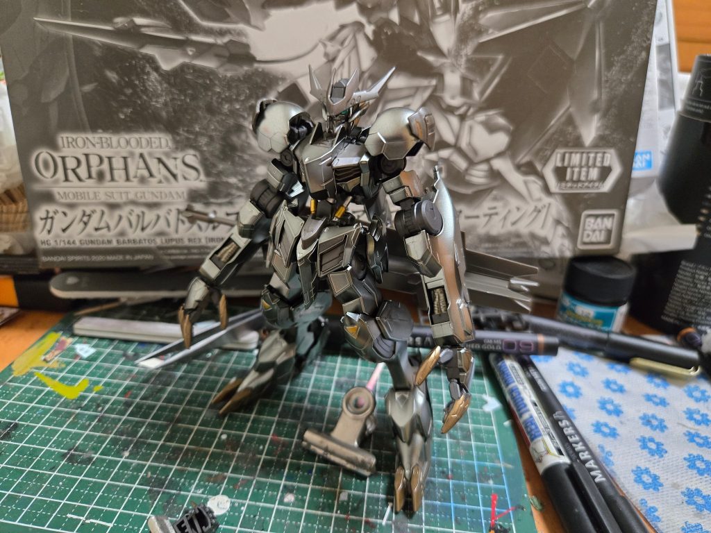 いつもの黒画用紙背景にしたら色味が変わって写るんで卓上にて撮り直し(((^_^;)
