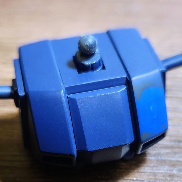 今度は胸のセンサー、胴の短さと腕の長さが気になり始めて色々工作始めてしまいました。胴で稼働も増やせて良い感じになりました。胸のダクトフィンもプラ板で新造して凄く気に入りました。まだまだ遊べそうです♪（2枚目）