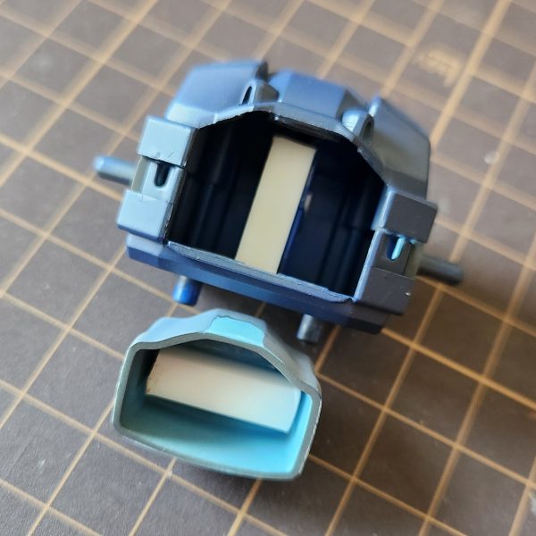 今度は胸のセンサー、胴の短さと腕の長さが気になり始めて色々工作始めてしまいました。胴で稼働も増やせて良い感じになりました。胸のダクトフィンもプラ板で新造して凄く気に入りました。まだまだ遊べそうです♪（3枚目）