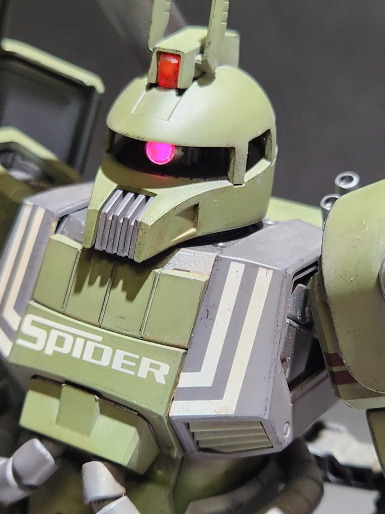 モノアイはLED発光でピンクになるように、何度か塗装して光らせてを繰り返しました。頭部に動力パイプが無く、ラビットアンテナと言う独特なデザインも格好良いですよね。私はとてもお気に入りです。