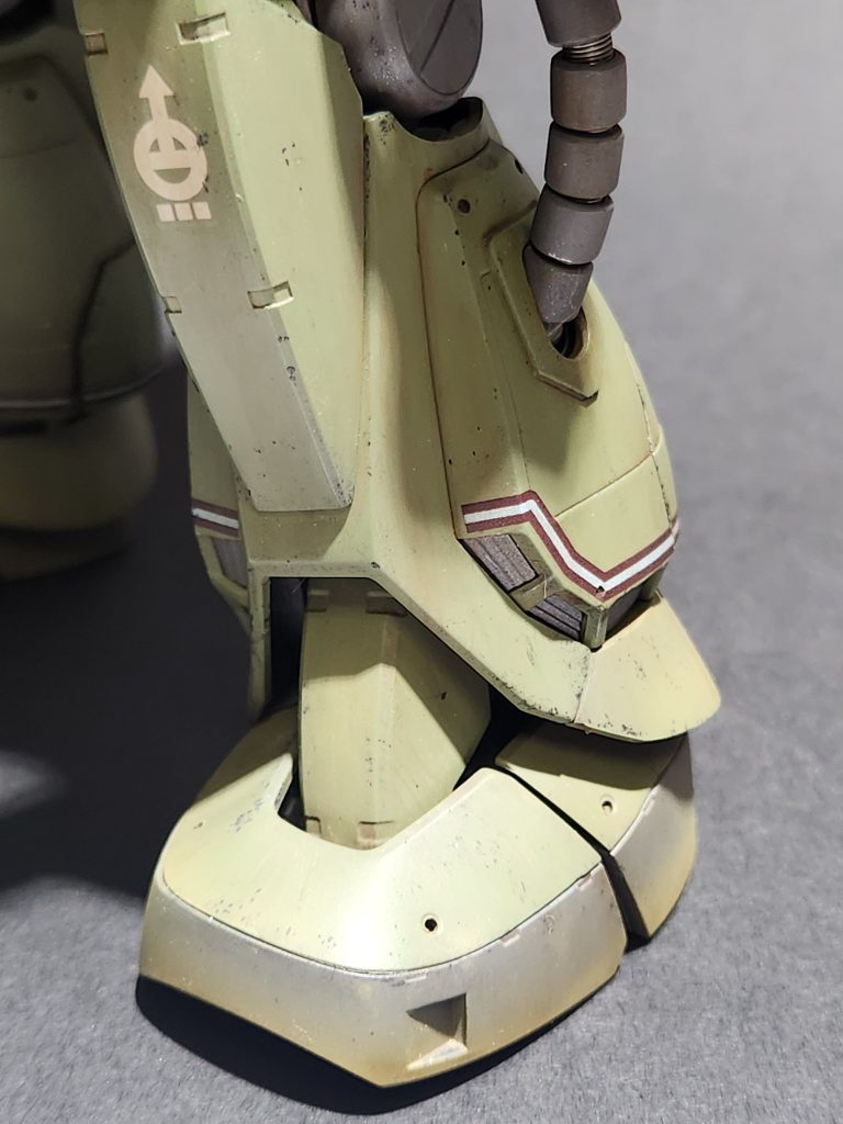 スネ下部分のラインデカールも、地味に苦戦しました。機体各所のラインも特徴の一つなので、慎重に慎重に作業しました。スムーズに貼れる方を尊敬してしまいます。