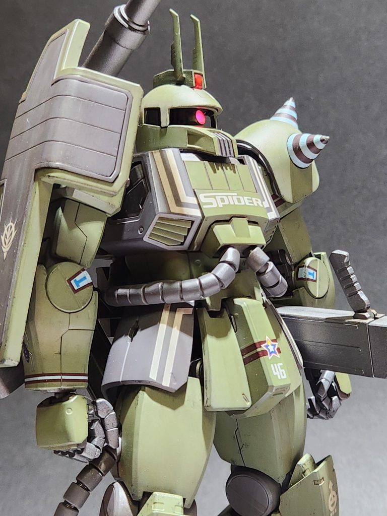 胸の左右と腰アーマーの蜘蛛っぽいラインデカールも、均等に貼るのに何度も見直して貼り込みました。