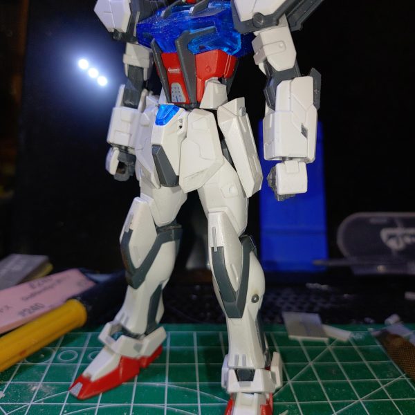 チマチマと苦手なスジ彫りをしてディテールアップ(´・ω・｀)キレイなラインが引けるようになりたい···！それから洗って···無印1/100アグニが長すぎて超音波洗浄機入らぬぇ⁉️バラしてサフって地獄の塗装がはーじまーるよー···（塗装苦手人間）（3枚目）