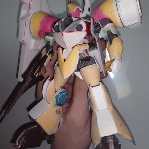 GUNSTAに制作中の作品の進捗を投稿する機能があることを今知ったので投稿現在は少々の粗は無視して一先ず形にすることを優先しています。そしてその進行具合ですが、本体は概ね形になり、あとはヴァリアブルビームランチャーとビームライフルの作り直しを残すのみです。それが終わったら粗を正し、ディティールアップの詰めの作業に入ります。（2枚目）