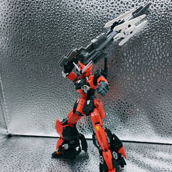 こんばんわ、hebesomeですSnow Manの向井康二さんをモチーフとしたガンプラ『ガンダムジェミナスSnow Edition🧡』になりますカメラ趣味📷️からの転換で狙撃機にしてます。エアリアル改修型のライフルにユーラヴェンのセンサービットを付けて、ダブルスコープ付きのスナイパーライフル風にしてます。あとは肩のアーマーになります。（2枚目）
