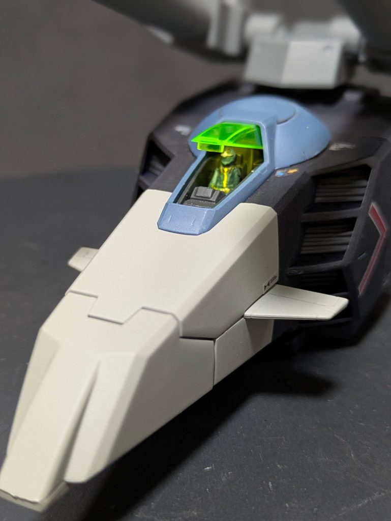 パイロットはスレッガー・ロウフイギュア乗せています。