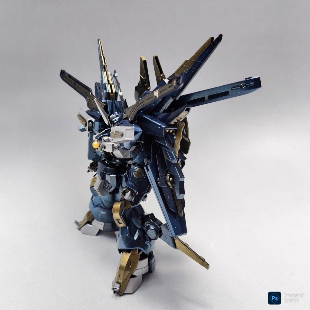 肩の盾はルブリス・ウル、ソーンのフェーズドアレイキャノンを加工しました。スネにもガンビットを取り付けています。