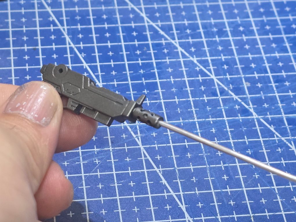 マシンガンはアウターバレルに穴を開けて、真鍮線でインナーバレルを作成。