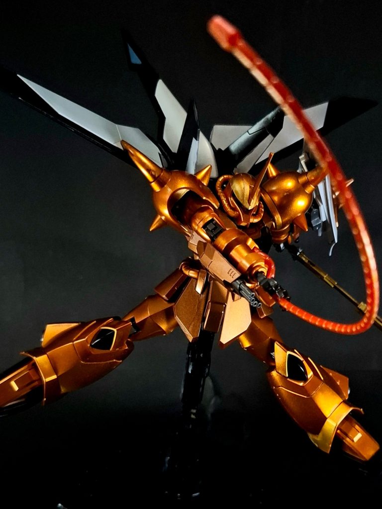 MA-M757 スレイヤーウィップ左右両手首に装備された超弾性鋼を主として作られた鞭。一種の奇想兵器ではあるが有効性は高く、打撃の他にも敵を捕獲した後に高周波による超振動を叩き込み対象に大ダメージを与えるといった荒技も持つ。高周波駆動時には鞭全体が赤く発光する。