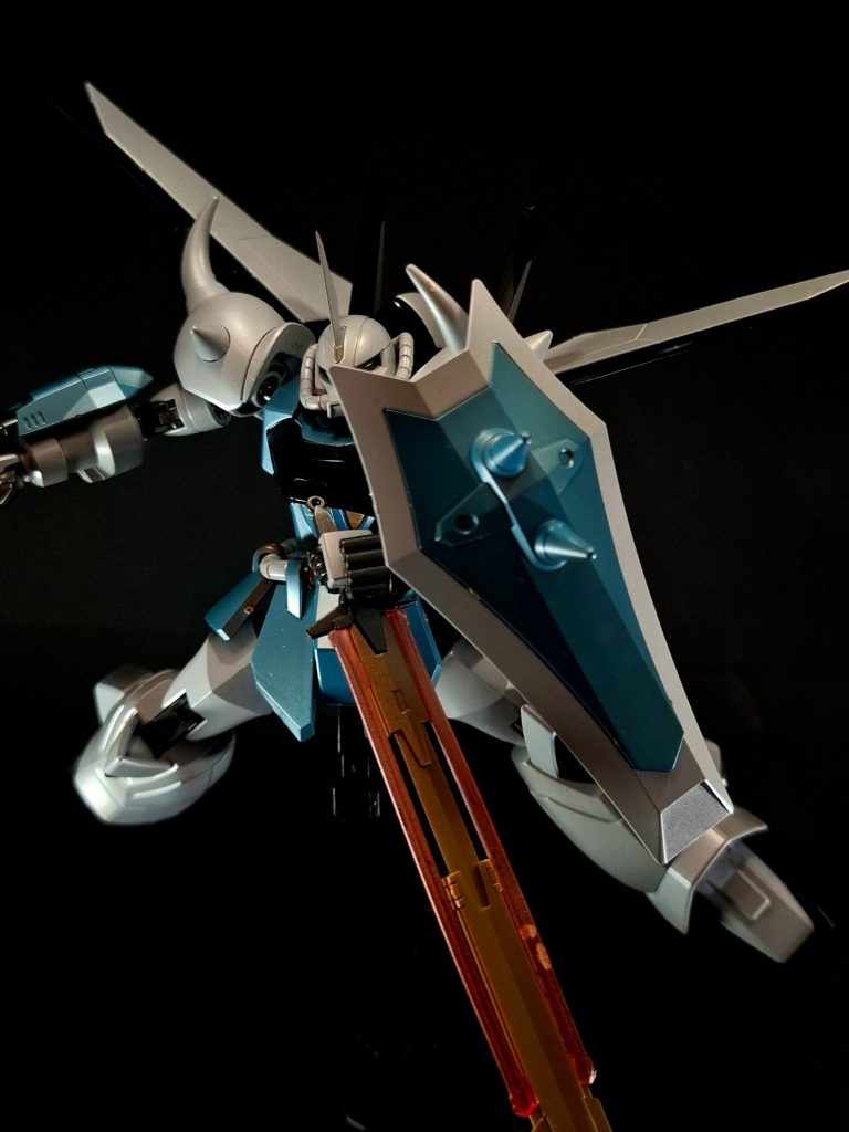 M181SE ドラウプニル 4連装ビームガン両前腕部に内蔵された4連装ビーム砲。小型なので射程距離は短いが、速射性能に極めて優れ、近接戦闘ではビームライフル以上の有効性がある。固定火器なので、他の武装を携行したまま使用可能。