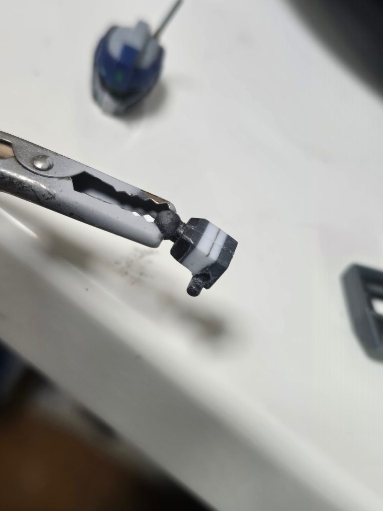 首が短く感じたので、プラ板で延長。