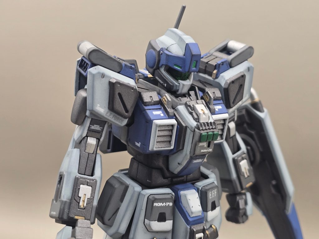 胸部センサーはWAVEのセンサーを加工して接着、3Dプリンタ製のパーツと組み合わせてます。肩パーツや腕にもディテールアップパーツを接着。バイザーはクリアーイエローを吹いて、グリーンになるように。
