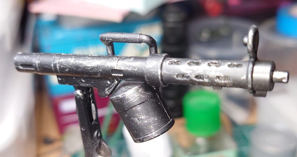 　今回のコダワリポイントは105mmライフルの放熱穴です　皆さんの作例見てると、そのままの方が多かったので、ピンバイスで穴開けてデザインナイフで整えてから、下地塗装で黒、ドライブラシでシルバーで実銃の雰囲気をだしました　イメージは旧日本陸軍の百式短機関銃、英国のステンSMGやスターリングSMGです　放熱穴は、フルオート射撃で熱くなった銃身を空気で冷やすのに必須なので、実弾系武器には必要　ガンマニアとしてのコダワリでもあります