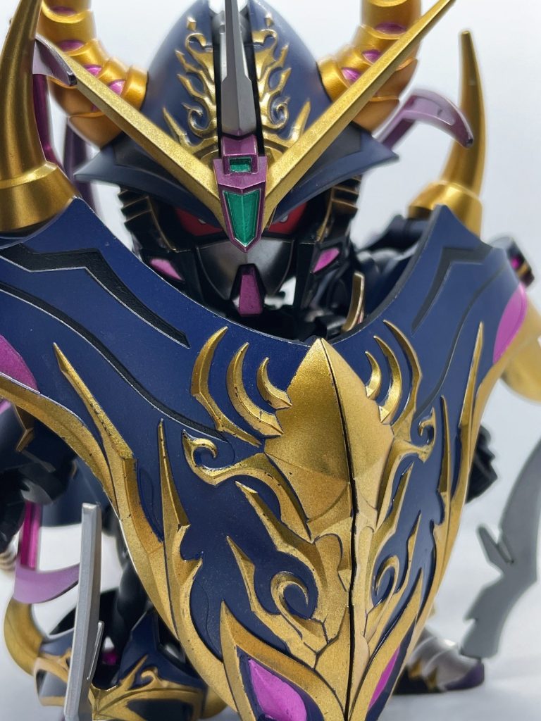 サタンガンダム状態。紺の部分は水性のティターンズブルー2を使ってます。ガイアカラーの金に水性の紺を重ね、金のレリーフ部分をマジックリンで拭き取る塗装の基本に従いました。