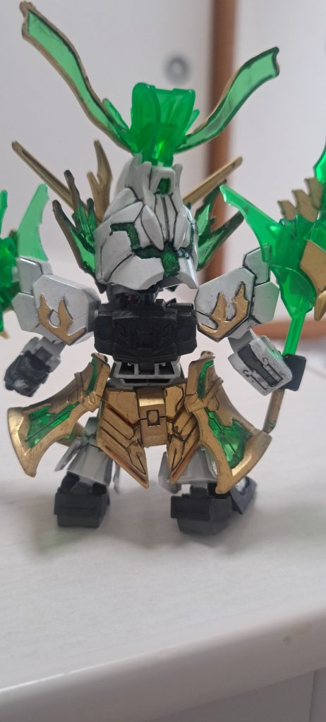 背中です。全体的な装飾に比べて寂しい背中です。