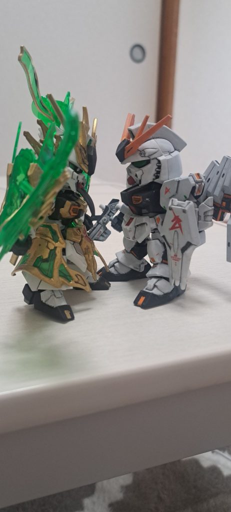 νガンダム君と。その背中のファンネルいいなぁ。その装飾キラキラいいなぁとお互い言ってます。
