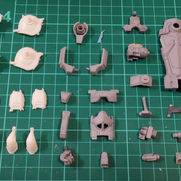 ルショーン機ベースでグフカスタムの部品を芯にしてセミスクラッチ部品を組み込んでます。1年程やってましたが、こっちにも投稿してみようと登録しました。（3枚目）