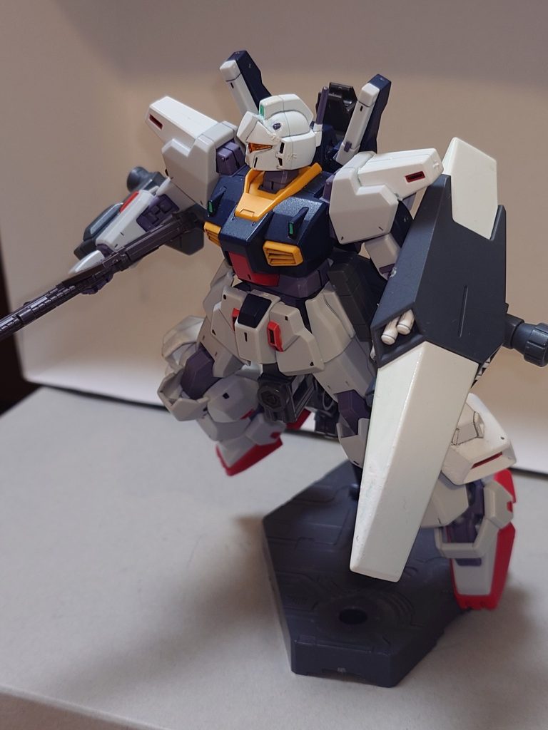 機体の装備としてはバックパックはライフルラックのみに簡略化。ライフルもナラティブ版ディジェのものに変更してます。またEパックを腰に付けてます。