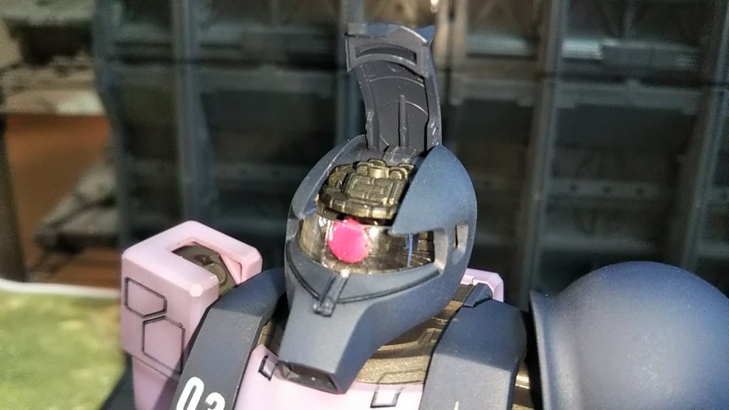 モノアイはここからドライバーでグリグリやって可動