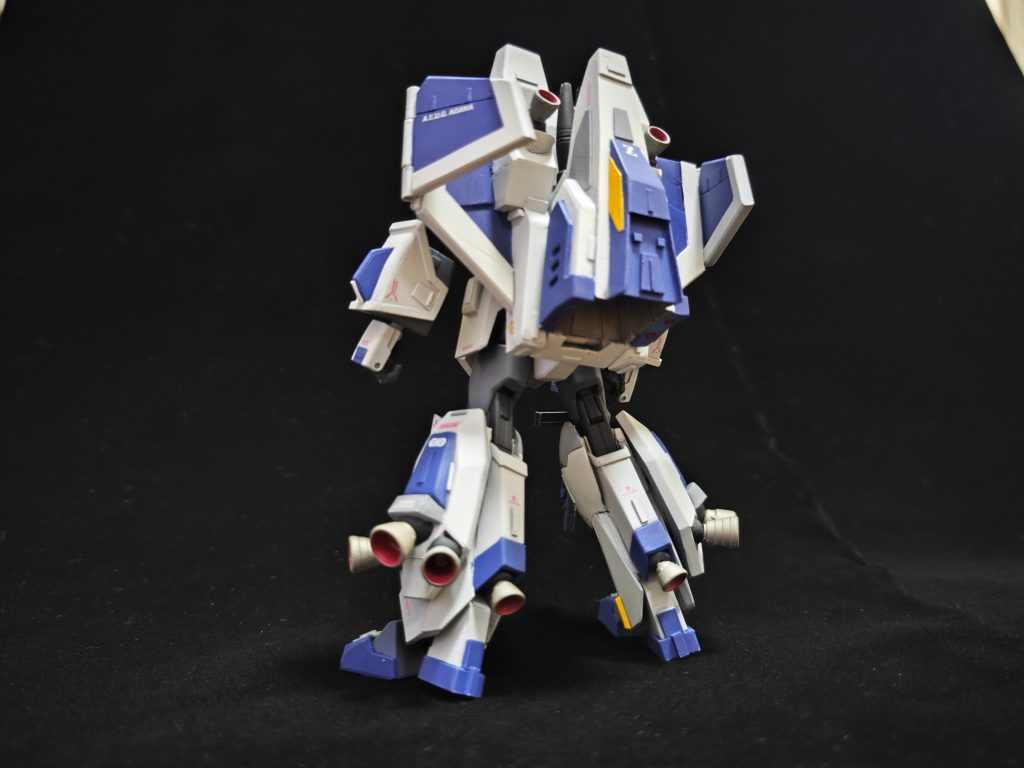 背中のフライングアーマー!機首を背負ってます。機首はそのまま大型ブースターになっています。
