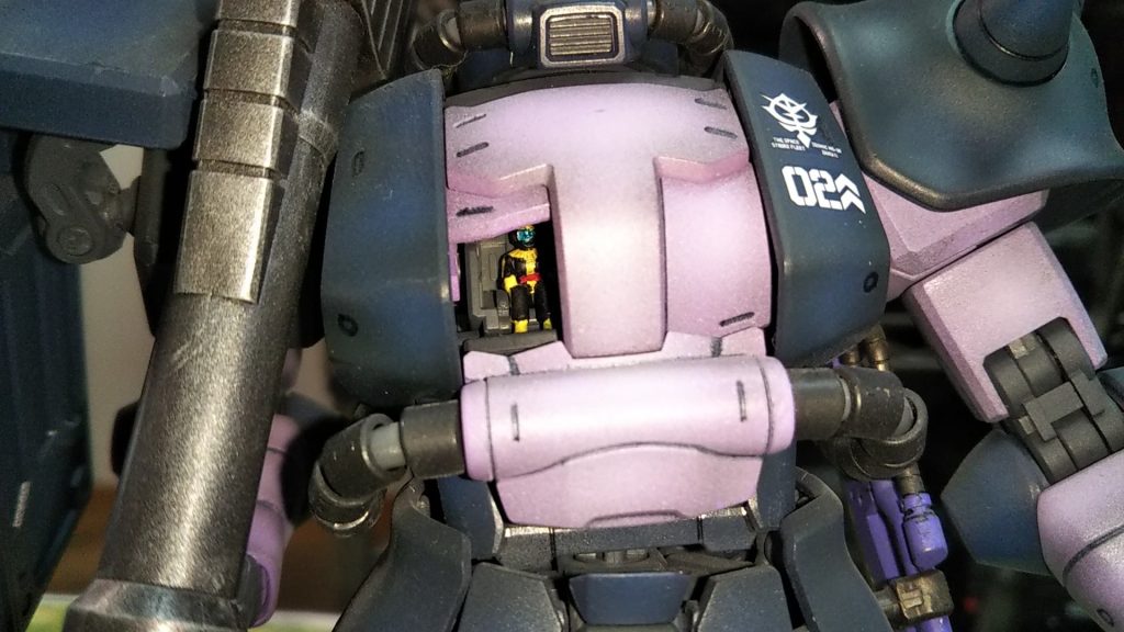 このキットにはパイロット（黒い三連星）マッシュが乗っております
