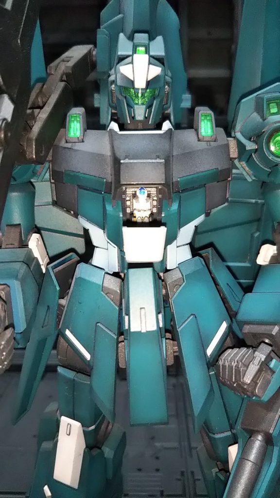 このキットにはパイロット（連邦軍一般士官さん）乗ってます