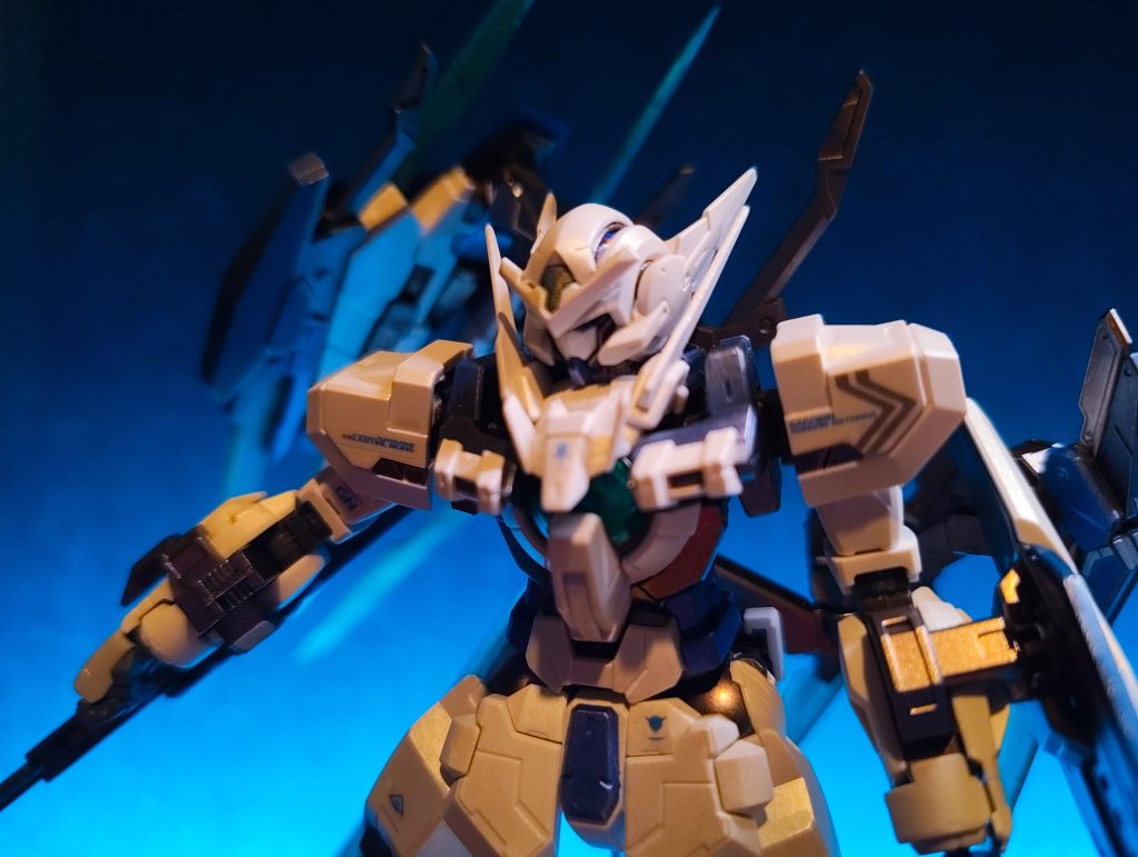 塗装は全てガンダムマーカーエアブラシシステムで行っています。パールホワイト、ヘビーガンメタリック、ダークブルーメタリックをメインに、本来赤い部分はメタバイオレット、クリアグリーンのパーツは光の翼ホロブルーで塗装しました。アストレアの色味の少ない試作機感が大好きなので、なるべく色味を統一し、リペアIVの派手な武装を背負いながらも落ち着いた雰囲気を目指しています。