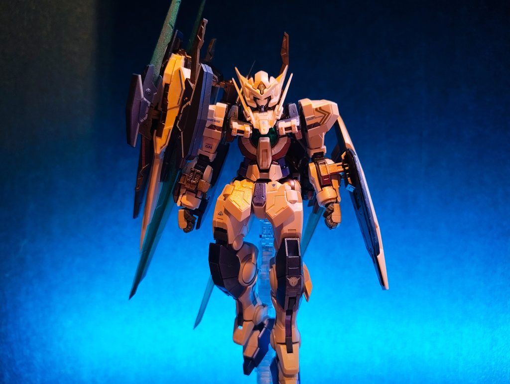 別ポーズ。ガンダムマーカー、塗装のハードルが低いし最近のEXマーカーは質感が凄いのでとっても気に入りました。シール貼りがちょっとでもズレるとすぐ塗膜が持っていかれるので、何かしら工夫が必要ですね…塗装は難しいです…