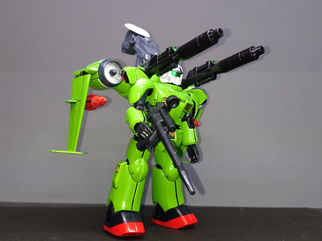 まんまD-2では面白くないので、中距離キャノン支援という事で、小型レドームを配置してあります。ミノフスキー粒子が薄ければレーダーはある程度は有用なので、空中でも先手を取れたり、逆にミノフスキー粒子が濃い所を狙い撃ちする等の戦術が可能。
