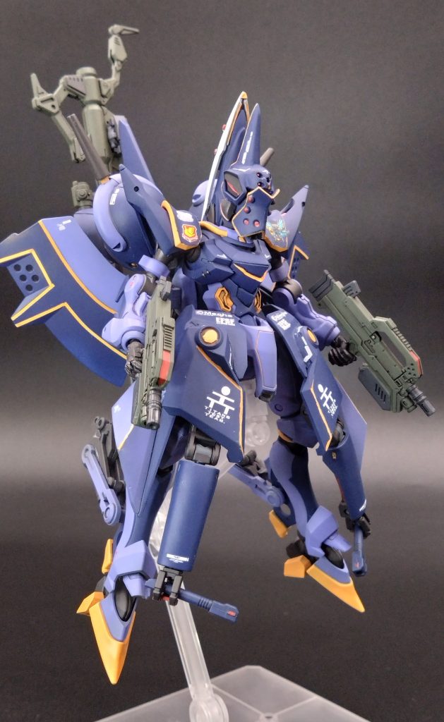 地球連邦軍オーガスタ研究所で開発した試作可変MSハンブラビはイズマ・コロニーに訪れていたキシリア・ザビ暗殺を謀るために投入したのだが迎撃に向かったジオン軍の灰色の幽霊ことシャリア・ブルのキケロガに微塵に瞬殺され何一つ戦闘データを得られなかった・・挙句イズマ・コロニー襲撃の件で連邦右派ティターンズの支持が落ち・その協力していたAE社も情報をリークされ会社の信用が落ち株価が暴落・倒産寸前までに追い込まれた・・しかしUC88年この二つを助けたいと一人の青年が現れたジュピトリス船団で１８歳で船艦長を務め・連邦のMSテストパイロットし今ではMSのシステム開発・MSフレーム開発にもできる宇宙世紀でも億万長者番付に上位にランクする実業家『パプテマス・シロッコ』がティターンズの協力・ＡＥ社・オーガスタ研究所の買収によって構成された軍産複合体『タイタニア・グループ』がハンブラビを連邦の主力機にすべく再設計・改修したのがクラックスなのである。