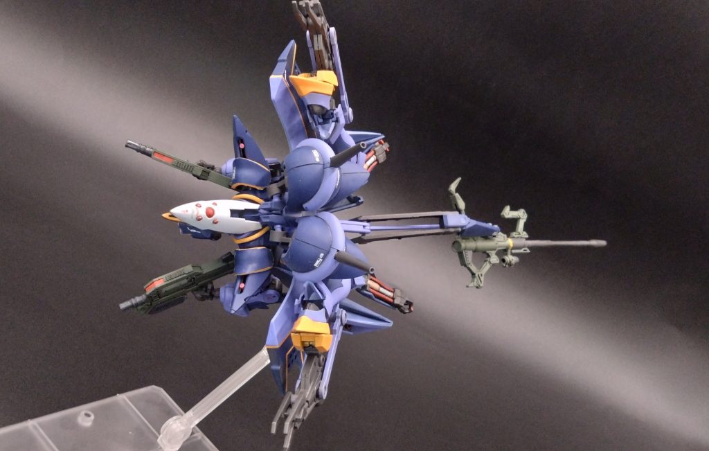 脚部を背部に折り曲げ専用攻撃型翼尾『フライルー』をまっすぐにしたクラック巡行高速MA形態『ガブスレイ』は全身内蔵されたスラスターを後方一転集中させ、その尋常ならざる加速性能を最大限利用した一撃離脱戦法も可能