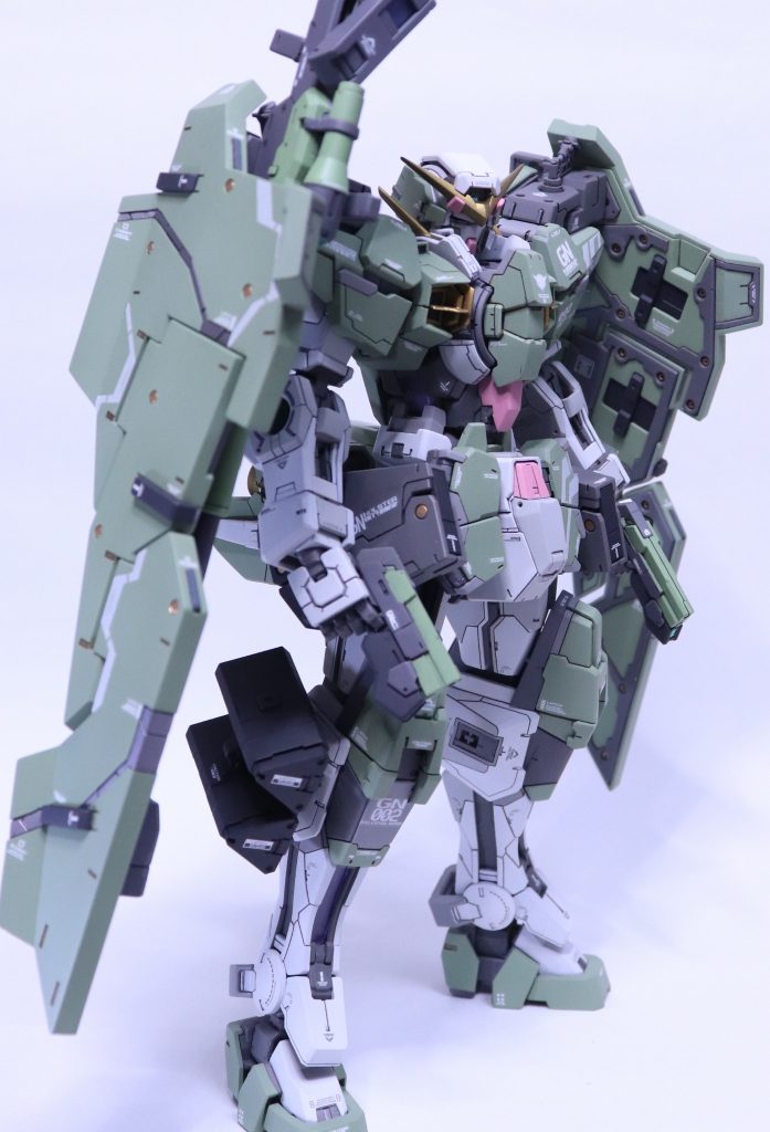カラーメカサフライトフレーム：ガイアフレームメタリック2の上からガイアニュートラルグレーⅣやナスカスーパーヘビー白：ニュートラルグレーⅠ赤：ピンクサフ→ガイアエヴァピンク12緑：クレオス外舷22号（C605）＋ニュートラルグレーⅢ少量黄色：ガイアパールゴールド武器緑：クレオス外舷22号（C605）＋ニュートラルグレーⅣ少量武器ダークグレー：クレオスジャーマングレー