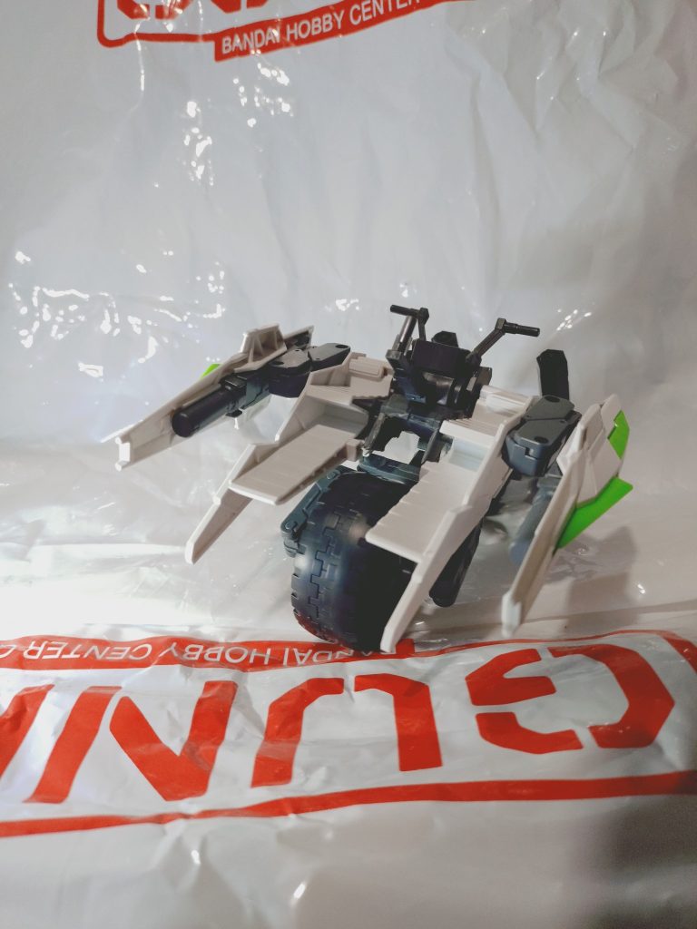 メテオホッパー、面白い形状のキットですが、1輪でタイヤが可動しません。これを2輪にできないか、30MMのホイールモービルと組み合わせてみました。元キットの車輪を切り落とし、ホイールモービルのタイヤをランナーを軸にしてバトルアームアームズのパーツで保持しています。一応タイヤの回転ができます。